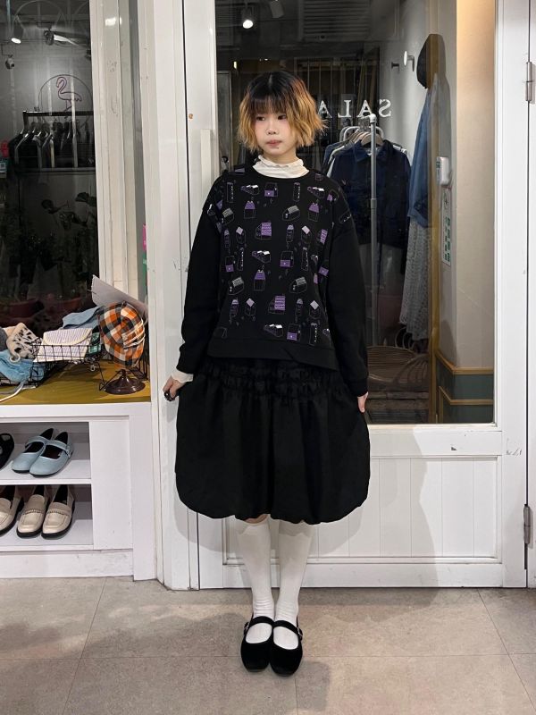 圓領房屋刺繡長袖上衣 