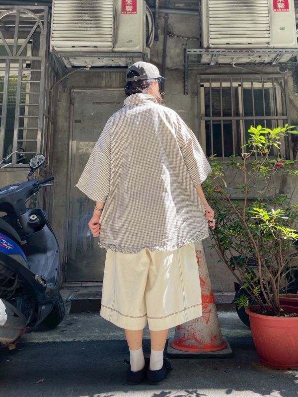 落肩細格子七分袖木耳下擺寬版襯衫 