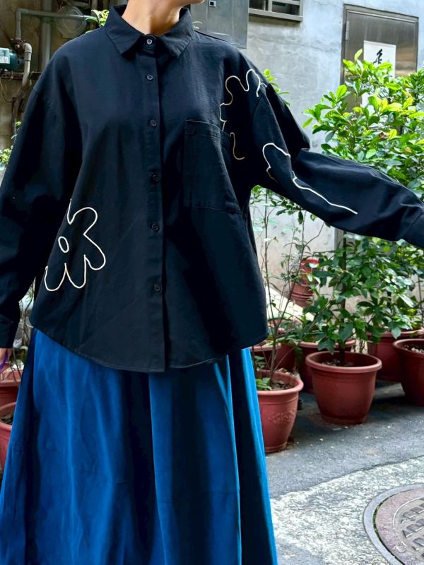 刺繡線條花黑色襯衫 