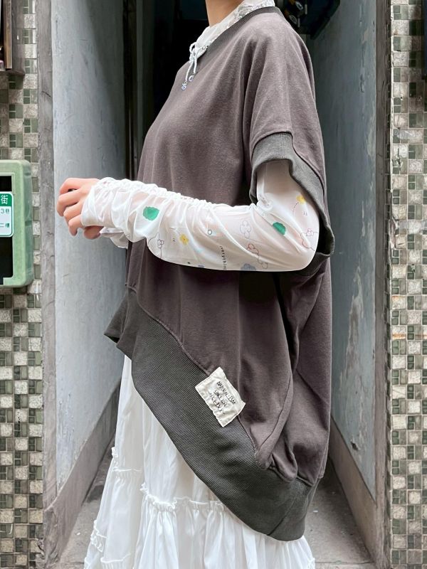 刺繡小標前短後長背心上衣 