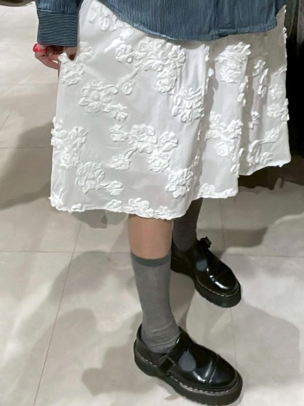 白色滿版立體花及膝裙 