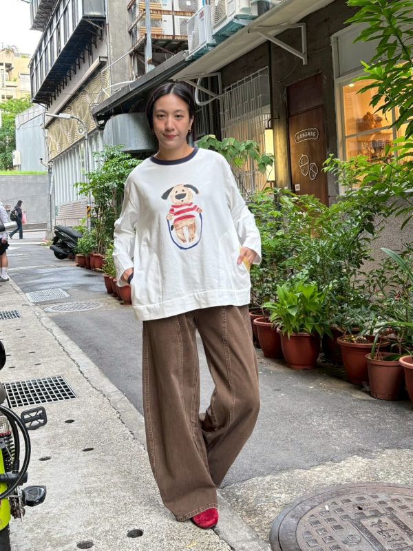巧克力色刷白拼接車縫彎刀褲 