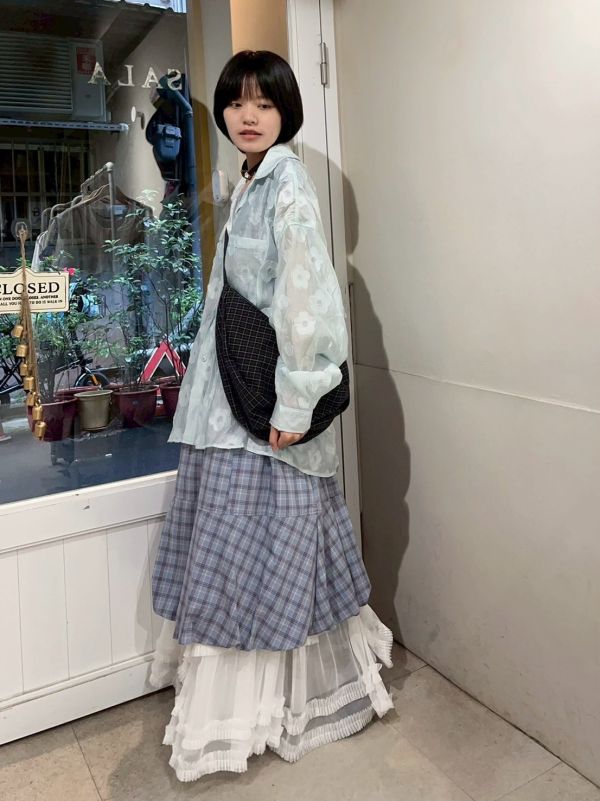 立體花壓紋前短後長雙口袋長袖襯衫 