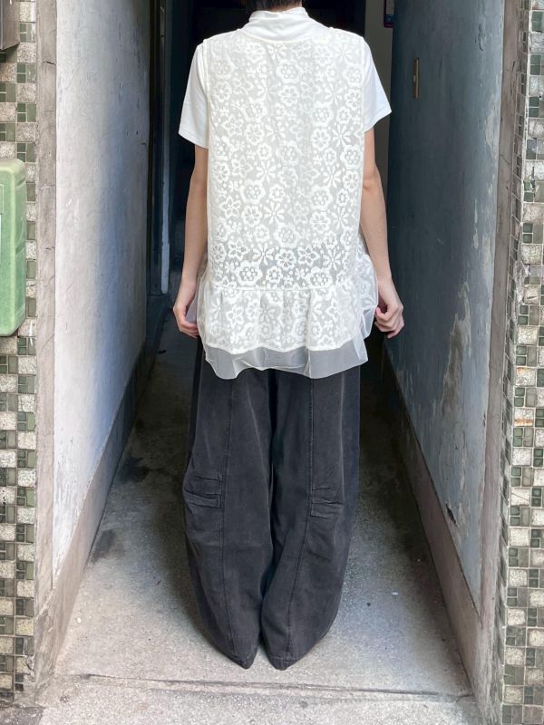 刺繡小花鏤空拼接紗寬肩帶背心 