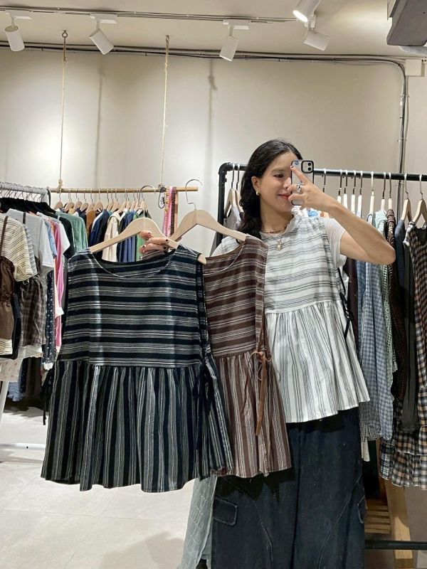 圖騰側綁帶抓皺背心罩衫 