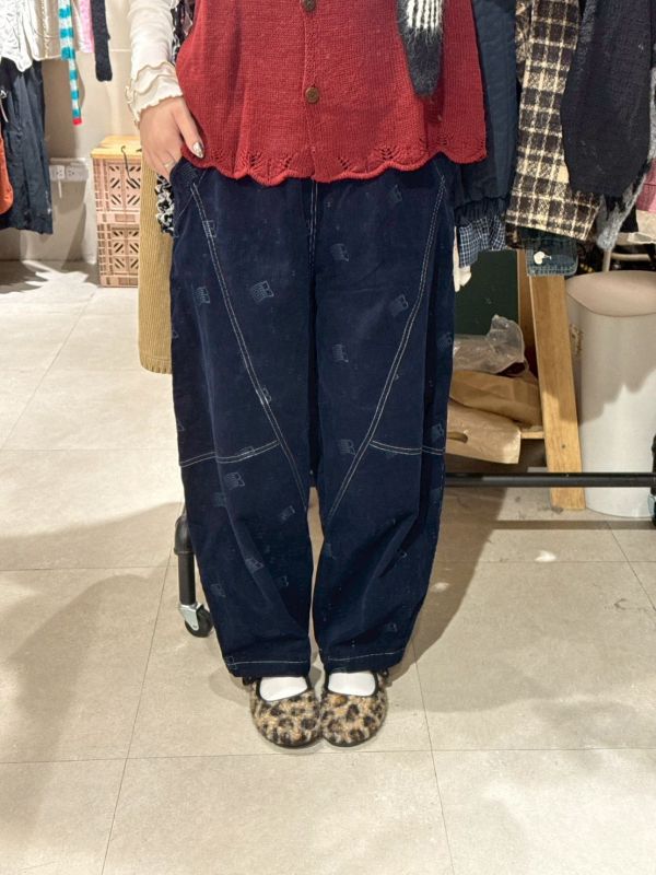 燈心絨車縫線刺繡抽繩錐形長褲 