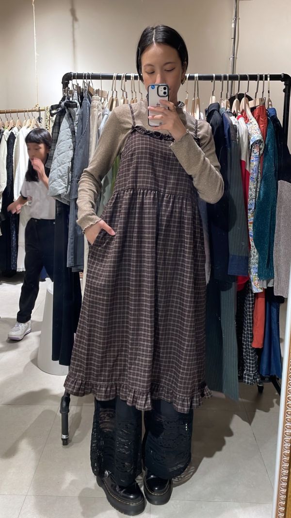 木耳滾邊格紋吊帶洋裝 