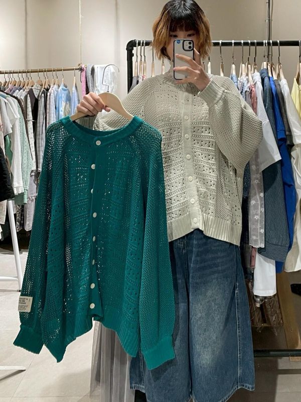 針織鏤空排扣字母小標落肩上衣 