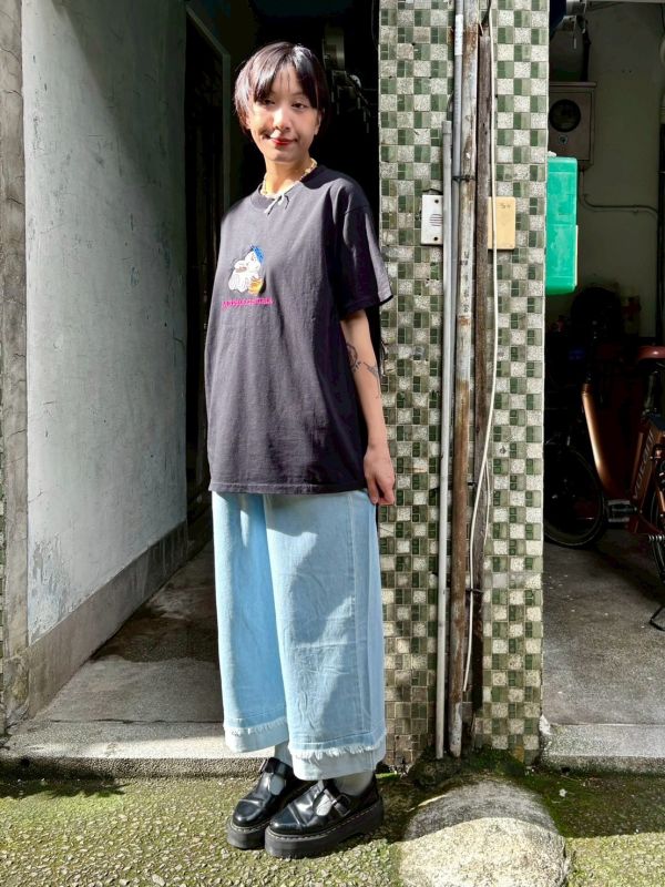 伸縮腰褲腳不收邊抽鬚八分牛仔褲 