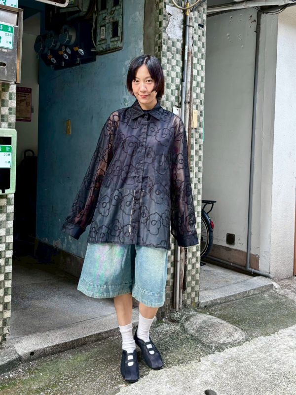 立體花透紗圓弧側開衩長袖襯衫 