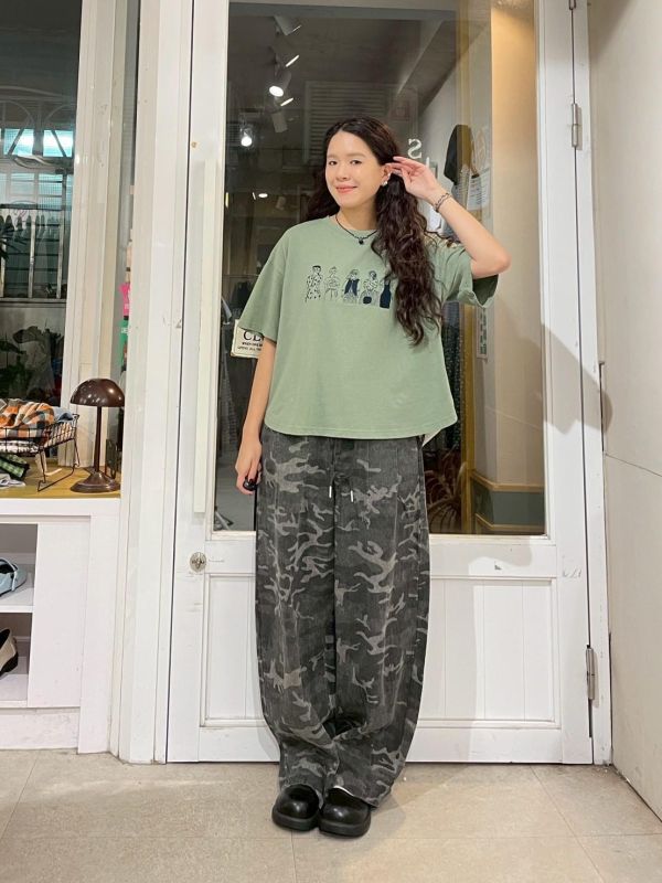 刺繡精緻女孩後拼接條紋前短後長落肩短袖上衣 