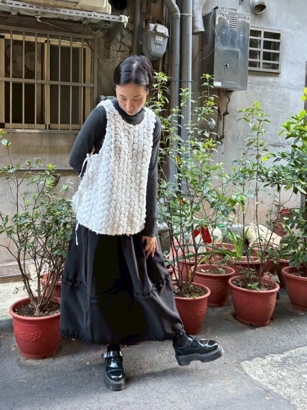 白色滿版立體玫瑰花兩側綁帶背心 