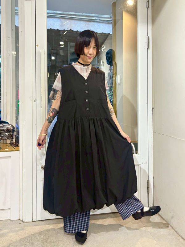 V領四顆扣黑色氣球背心洋裝 