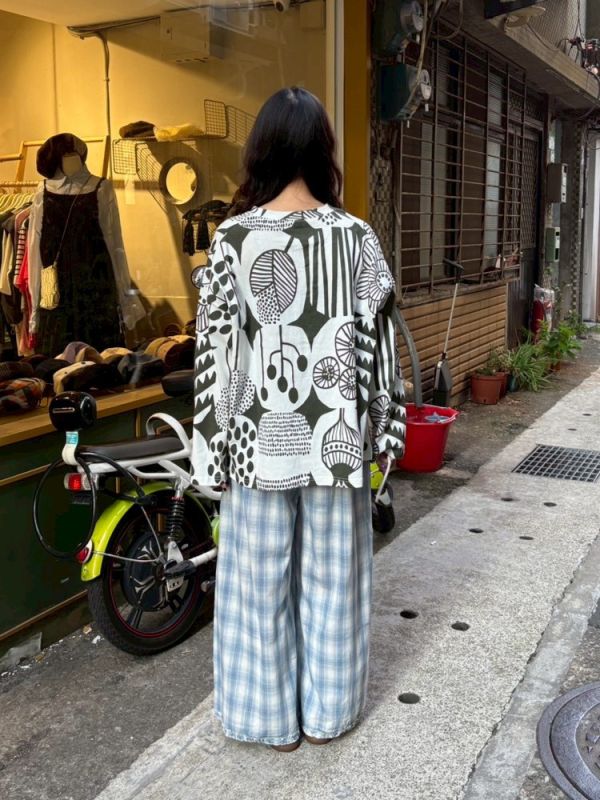 滿版無花果塗鴉線條長袖上衣 
