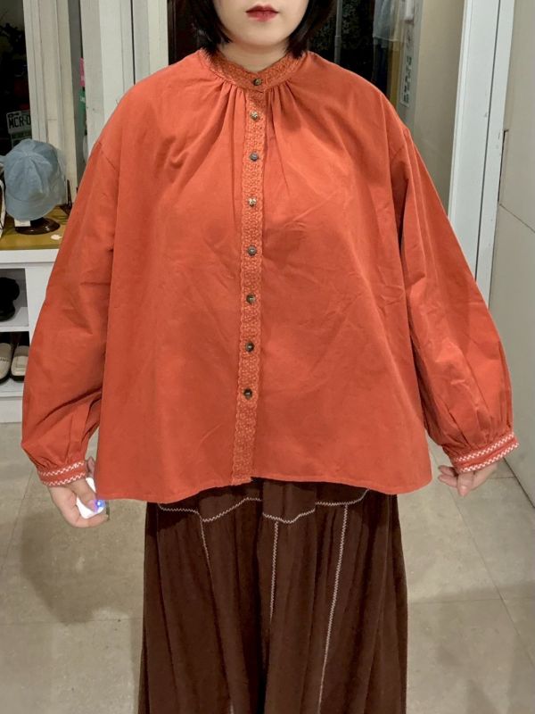 橘紅領口抓皺蕾絲拼接泡泡袖襯衫 