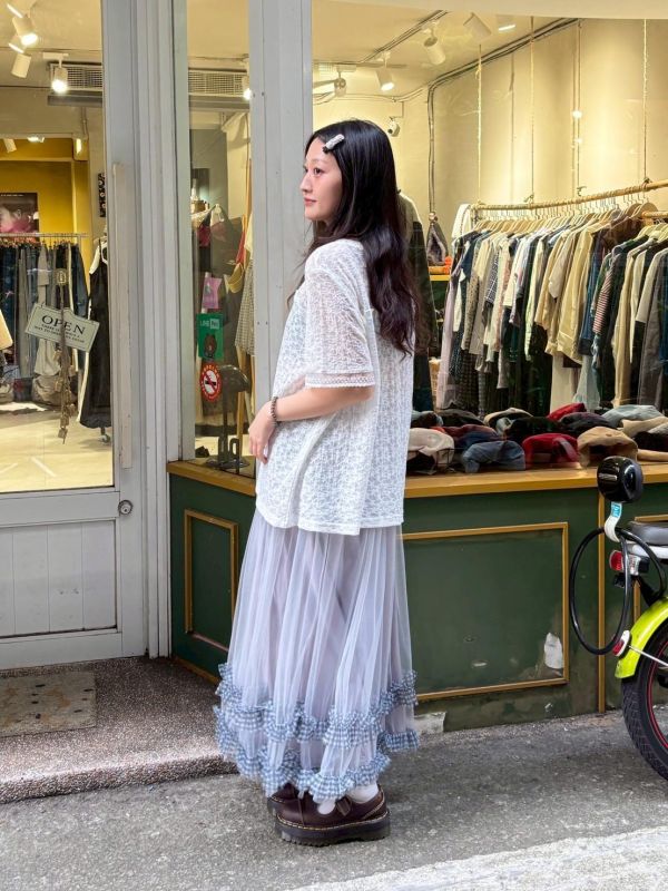 刺繡立體小花蕾絲透膚上衣 