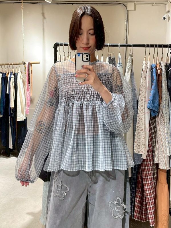 格子胸前彈性抓皺傘狀透膚上衣 