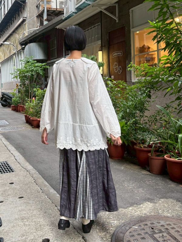 白色大圓翻領蕾絲拼接下擺長袖上衣 