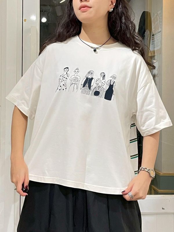 刺繡精緻女孩後拼接條紋前短後長落肩短袖上衣 