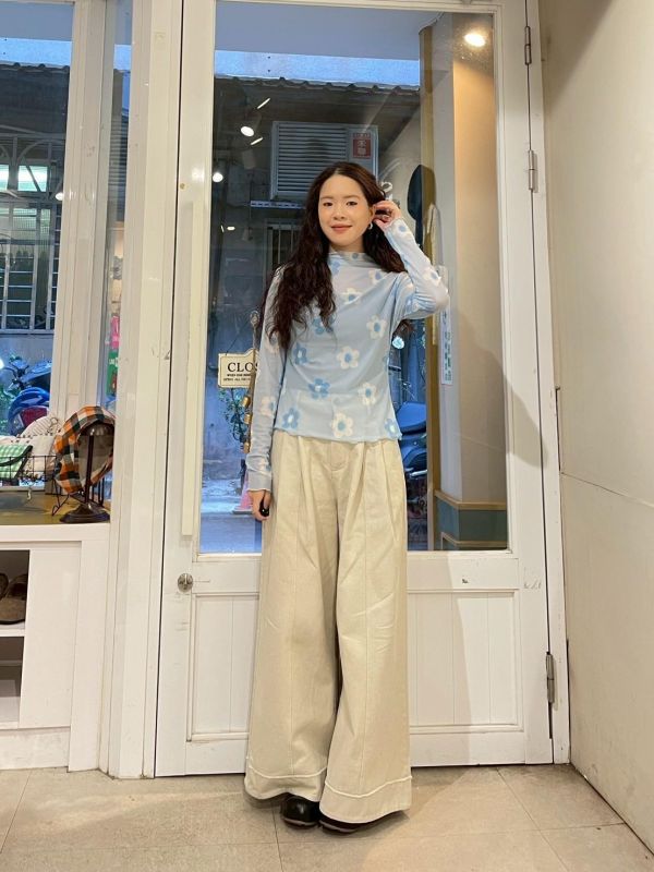 滿版撞色花朵透膚木耳捲邊上衣 