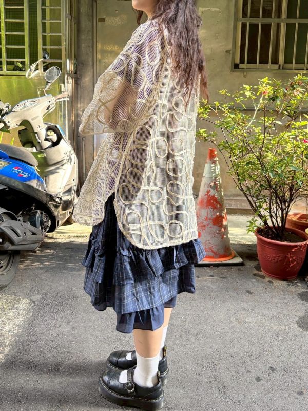 捲捲麵條方格挺版透膚外搭襯衫 