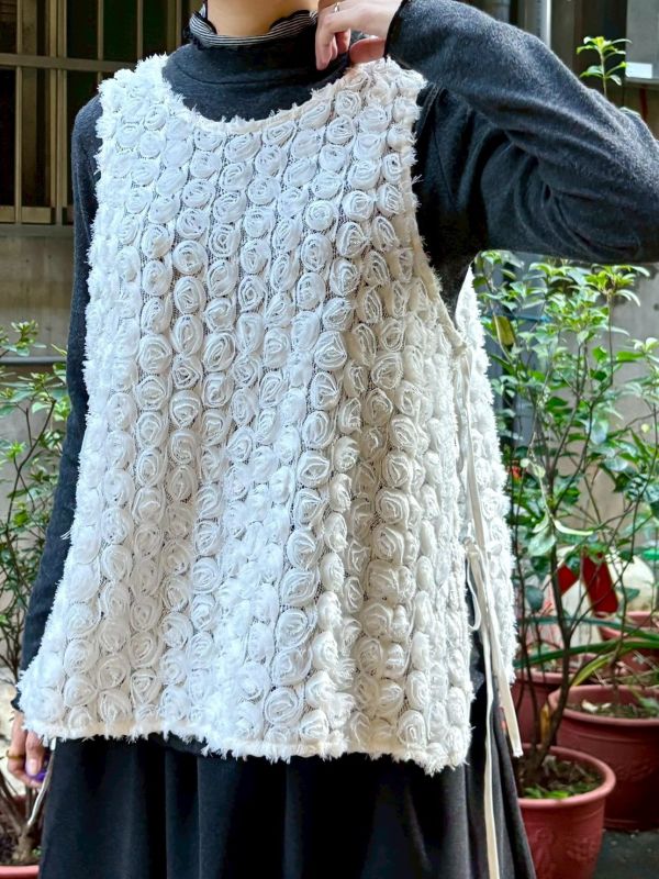 白色滿版立體玫瑰花兩側綁帶背心 