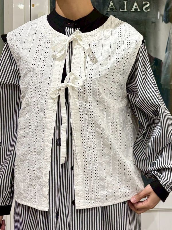 鏤空蕾絲綁帶背心 