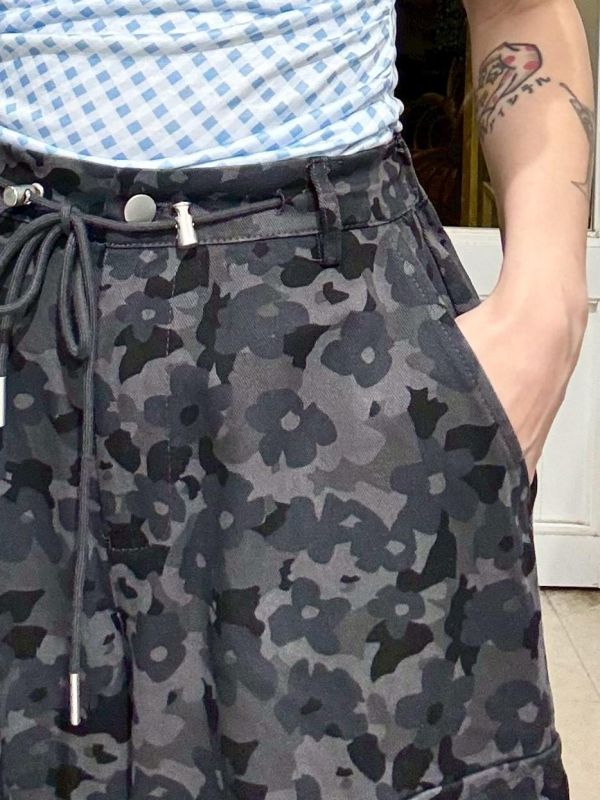 滿版花兩側翻蓋大口袋迷彩風格長褲 