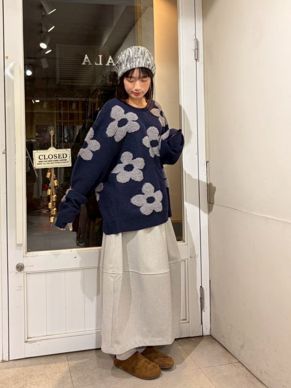 立體毛毛花朵圓領落肩毛衣 