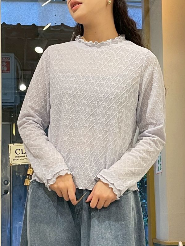 雙層木耳滾邊蝴蝶結菱格壓紋微透膚長袖上衣 