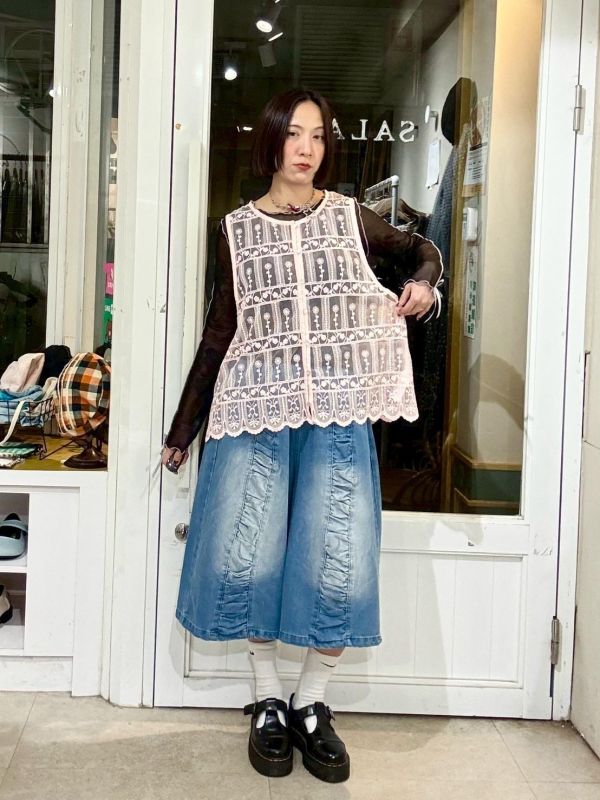 排扣滿版窗花刺繡蕾絲背心 