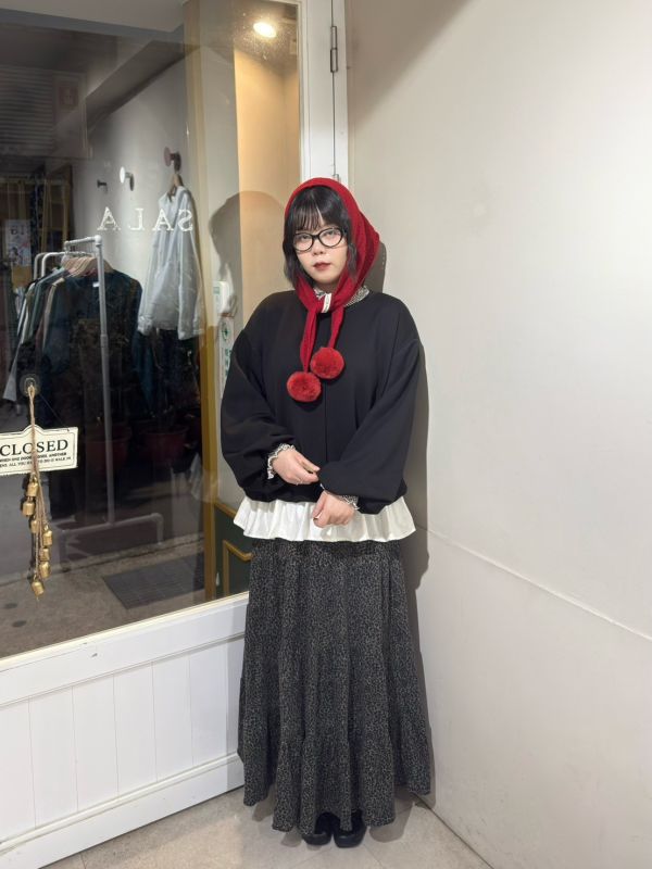 泡泡袖鬆緊袖口荷葉邊拼接下擺長袖上衣 