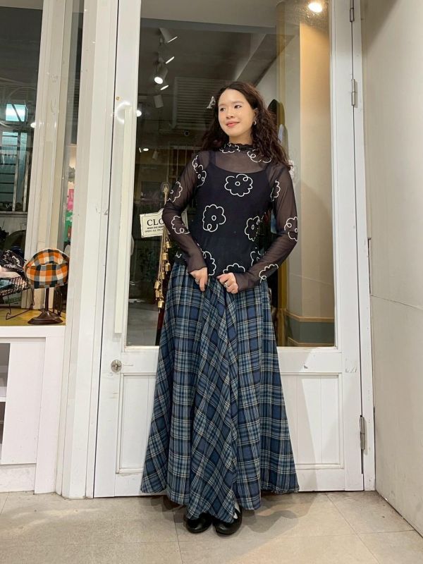 滿版插畫小花木耳捲邊透露上衣 