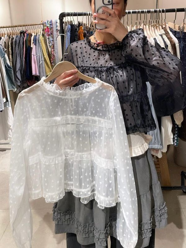 滿版愛心木耳寬領透膚短版長袖上衣 