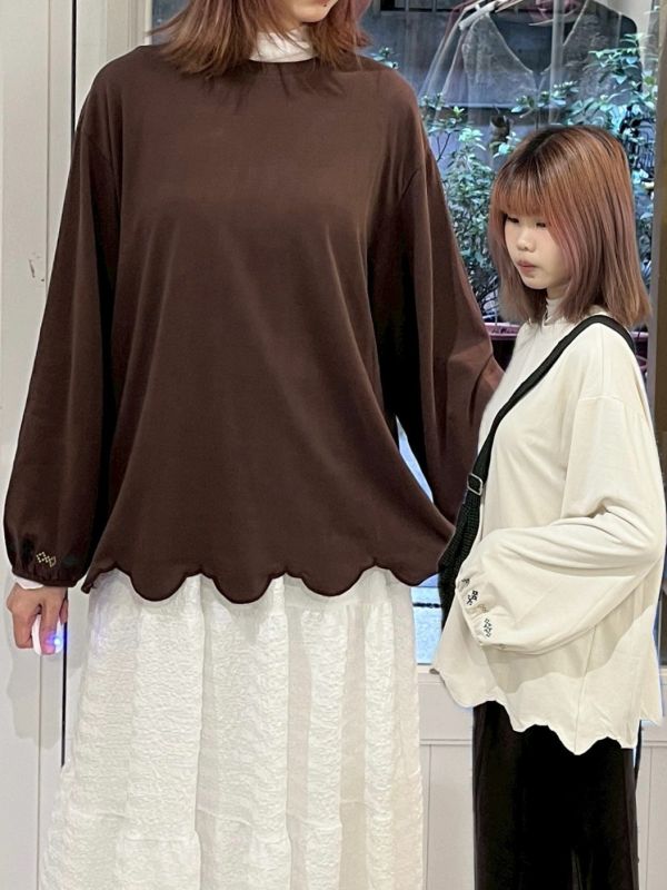 刺繡弧形花邊燈籠長袖上衣 