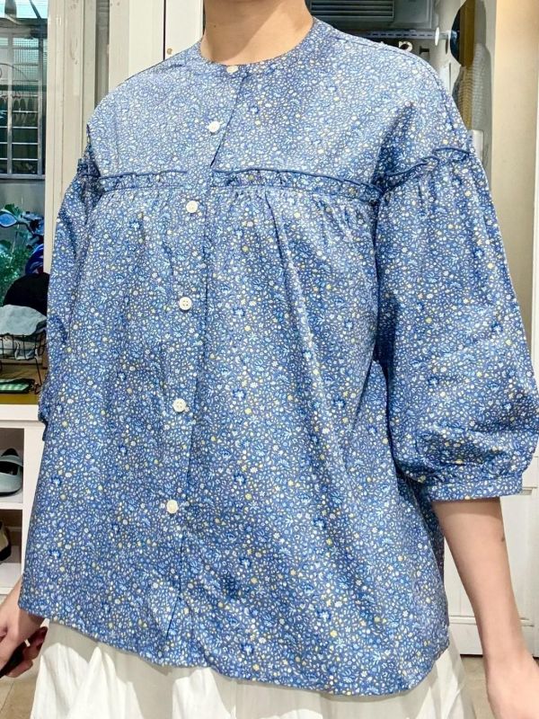 碎花圓領落肩蓬蓬袖襯衫 