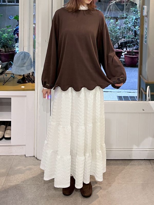 刺繡弧形花邊燈籠長袖上衣 