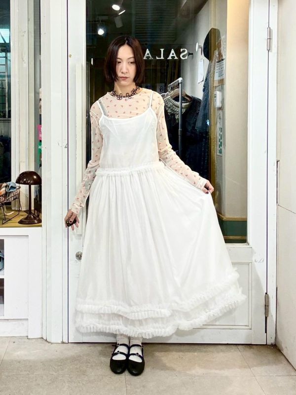 白色光澤感吊帶背心紗裙洋裝 