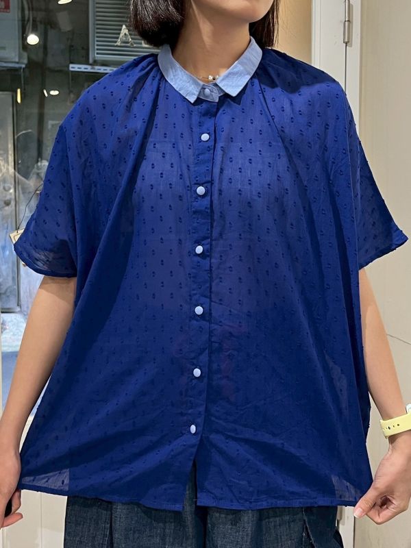 淺藍領撞色立體刺繡包布釦透膚襯衫 