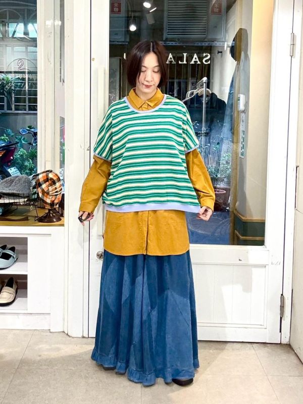 綠色條紋藍色滾邊落肩短板上衣 