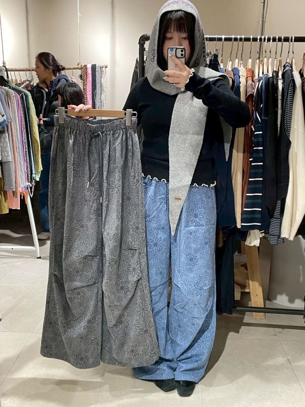 滿版花朵鬆緊腰抽繩打摺長褲 