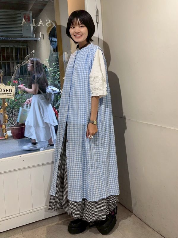 圓領木釦泡泡布格紋排扣雙口袋細抓皺無袖長洋 