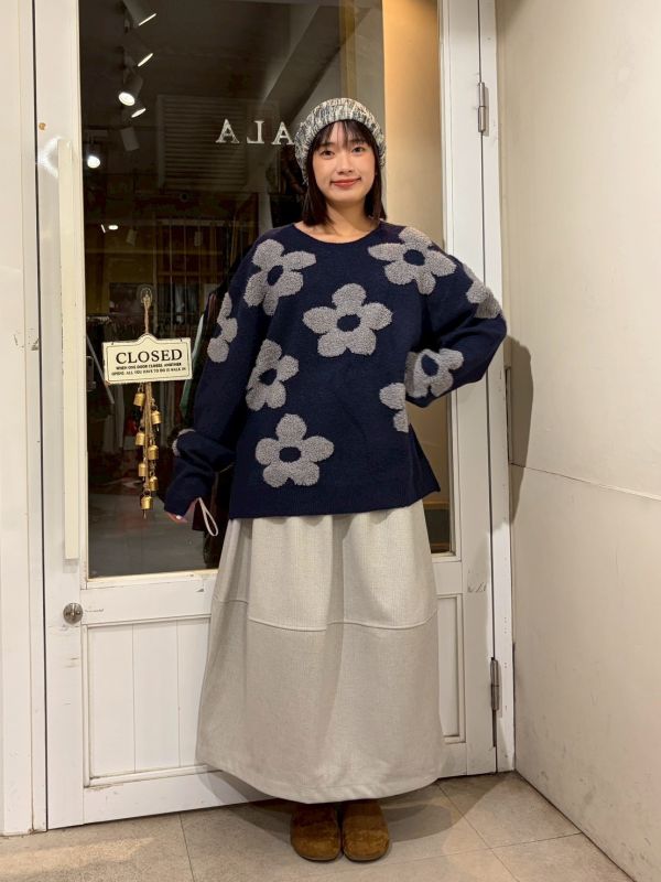 立體毛毛花朵圓領落肩毛衣 