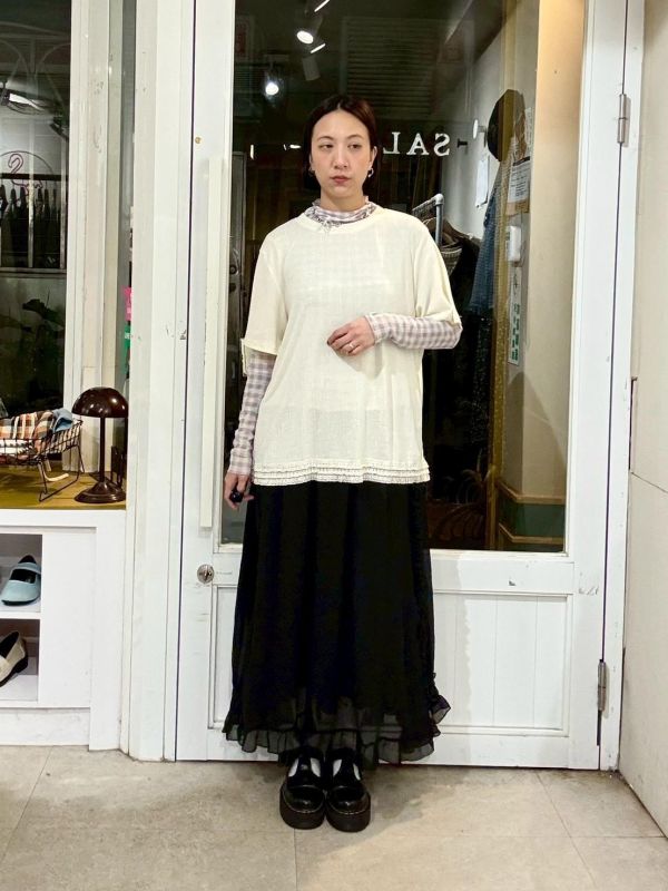 涼感親膚壓紋下擺蕾絲拼接短袖上衣 