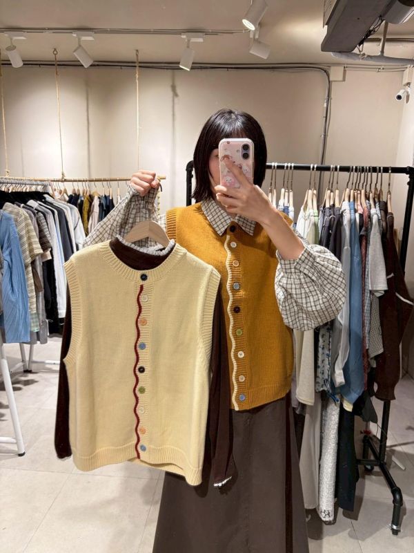 針織彩色扣波紋造型背心 