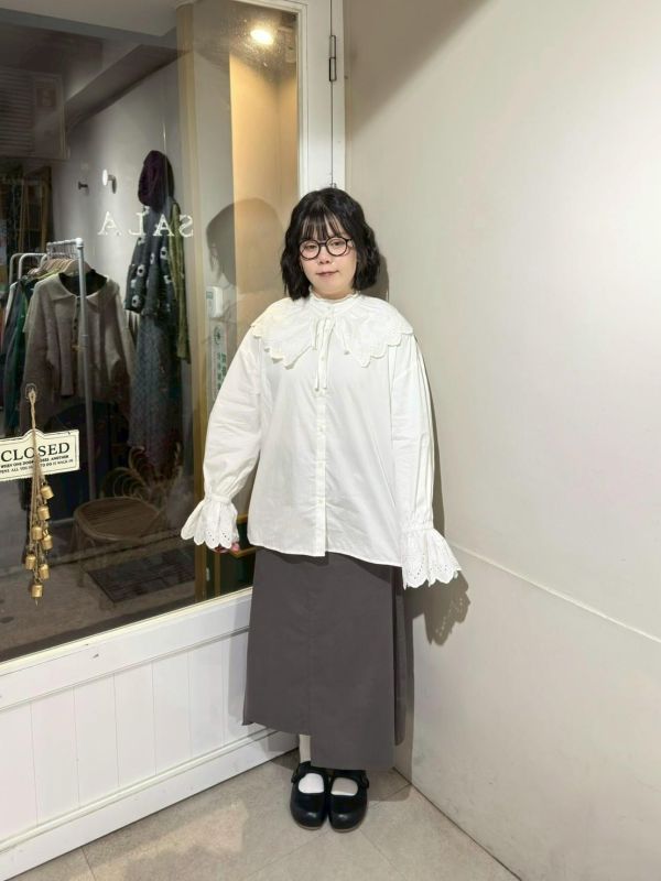 鏤空花瓣袖圓領襯衫附領片 