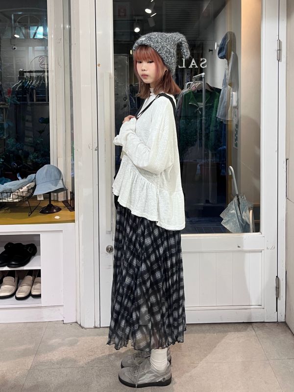 白色直紋花邊長袖針織上衣 