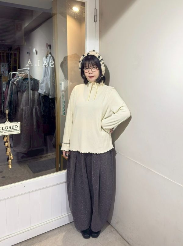 蕾絲撞色雙滾邊直條壓紋上衣 