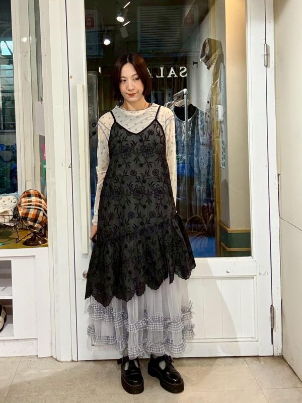 黑色滿版刺繡花下擺斜拼接花瓣邊吊帶背心 