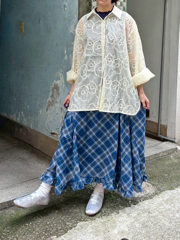 立體花透紗圓弧側開衩長袖襯衫 